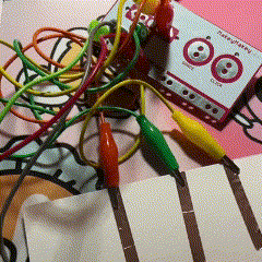 This is a demo operation to show that it is possible to wear the glove without the right hand.