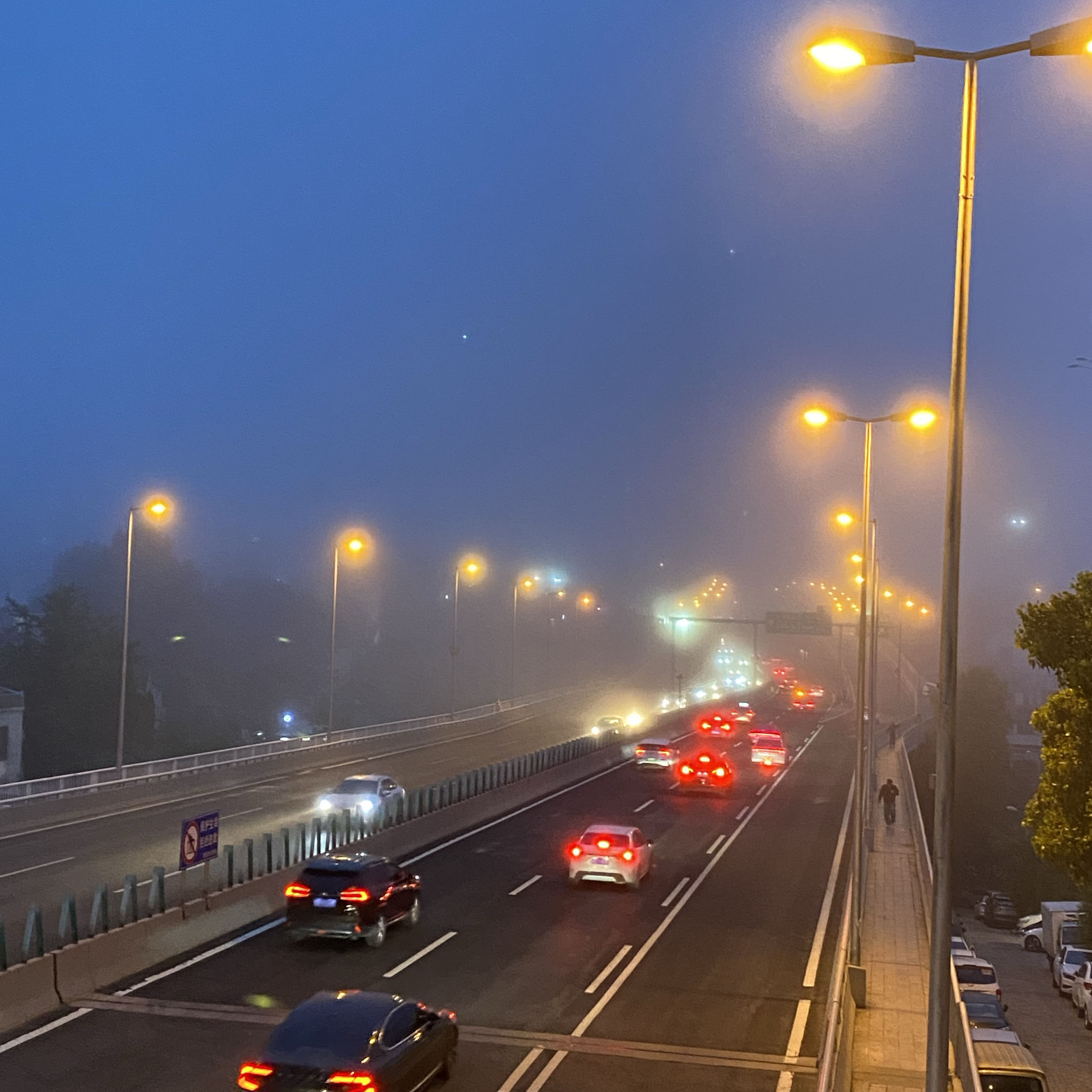 Here's a picture I took while running in my hometown. It was fogging at that time.